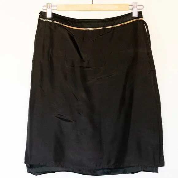 Burberry London Pleated Silk Black Skirt w Bow Accent Italy Timeless Classy Chic